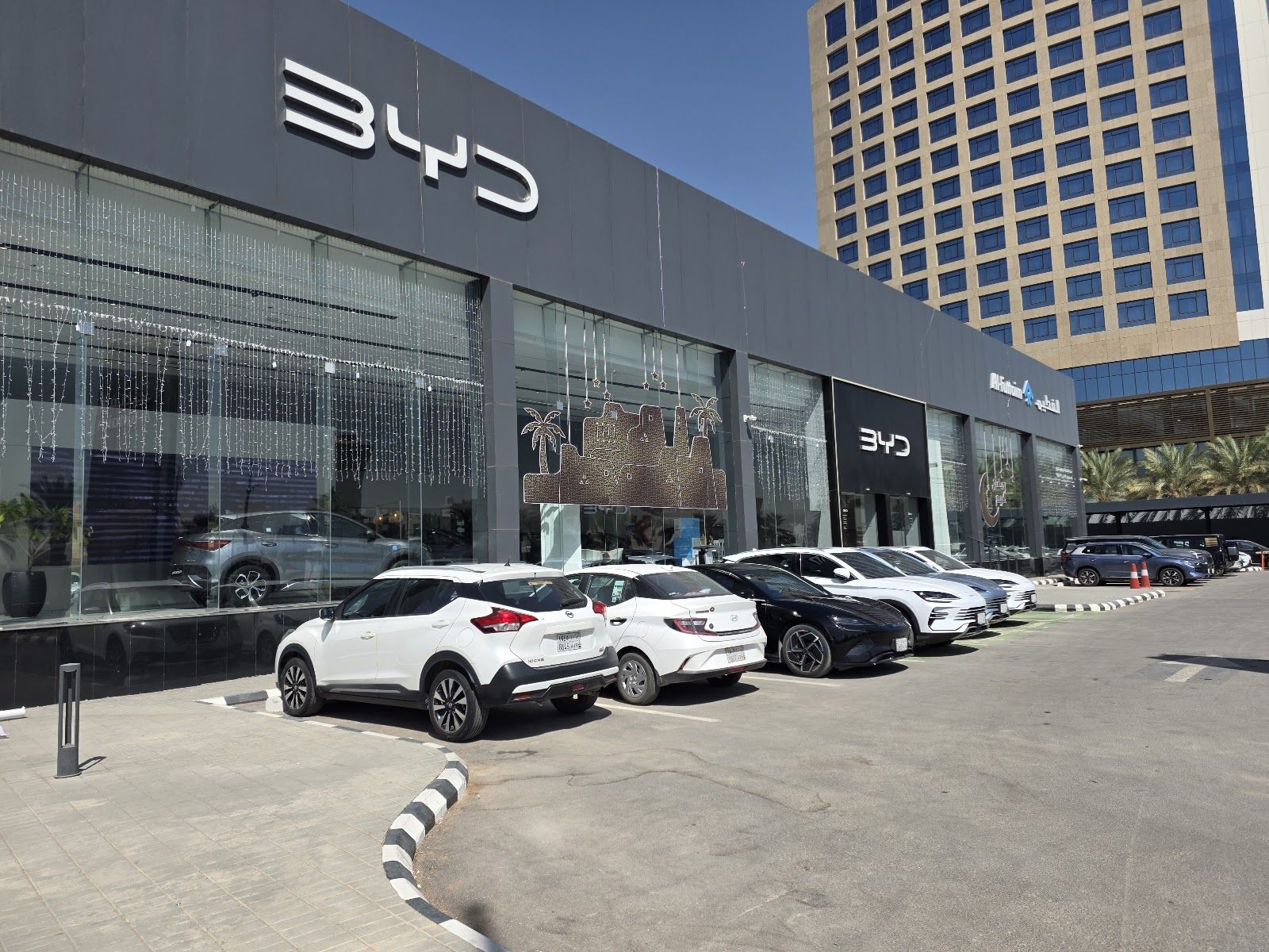 صالة عرض بي واي دي — الفطيم للتنقل الكهربائي في الرياض / جدة